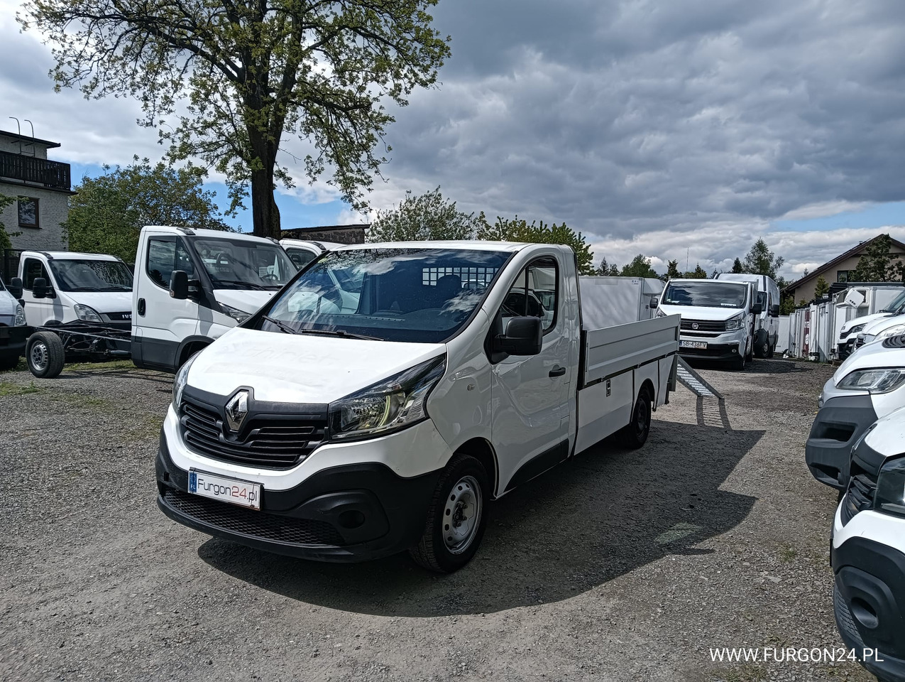 RENAULT TRAFIC SKRZYNIA PAKA Z NAJAZDAMI I PÓŁKAMI NR 689 - Open body delivery van: picture 1 RENAULT TRAFIC SKRZYNIA PAKA Z NAJAZDAMI I PÓŁKAMI NR 689 - Open body delivery van: picture 1