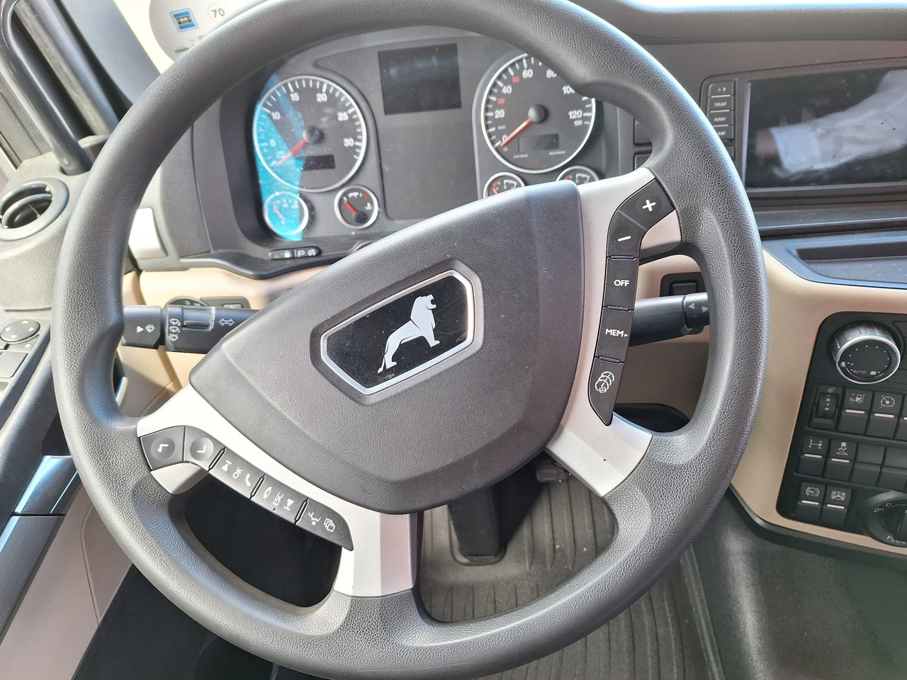 Tractor unit MAN TGX 18.460: picture 14