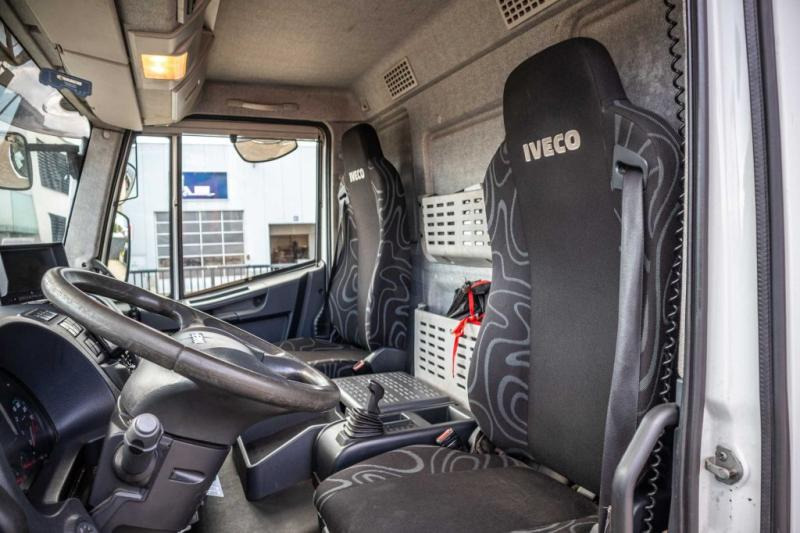 Interior photo 2: Curtain side truck Iveco EUROCARGO 160E25