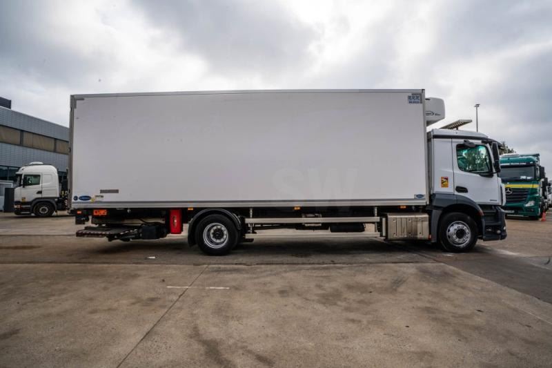 Mercedes ANTOS 1833 +CARRIER SUPRA MULTI 1250Mt+DHOLLANDIA 2.5T - Refrigerated truck: picture 3 Mercedes ANTOS 1833 +CARRIER SUPRA MULTI 1250Mt+DHOLLANDIA 2.5T - Refrigerated truck: picture 3