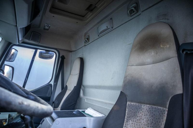 Tanker truck for transportation of food Renault PREMIUM 320 DXI+CITERNE ALIMENTAIRE ( engine problem): picture 7