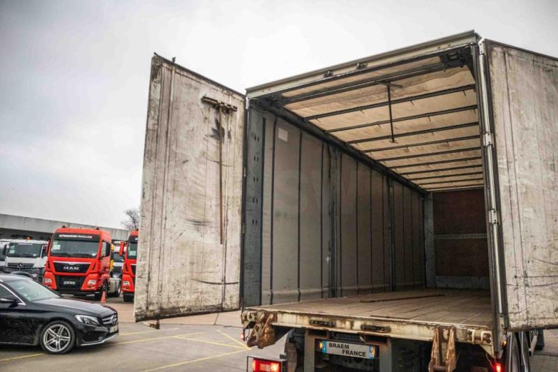 Volvo FM 330+10 pneus/tires-intarder - Curtain side truck: picture 5 Volvo FM 330+10 pneus/tires-intarder - Curtain side truck: picture 5
