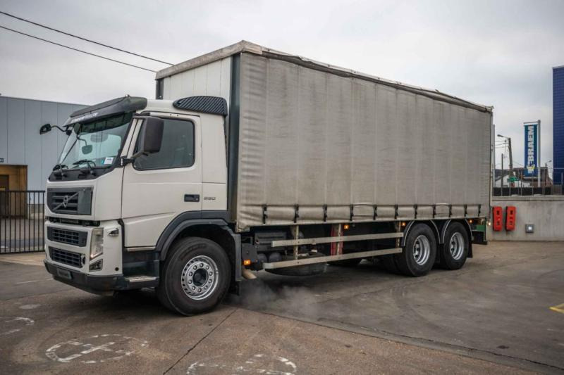 Volvo FM 330+10 pneus/tires-intarder - Curtain side truck: picture 1 Volvo FM 330+10 pneus/tires-intarder - Curtain side truck: picture 1