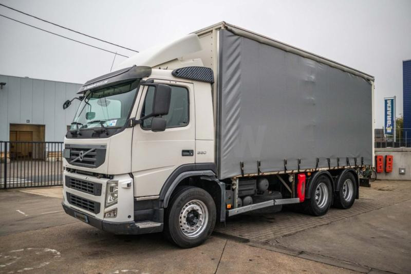 Volvo FM 330-6x2-E5+10 pneus/tires - Curtain side truck: picture 1 Volvo FM 330-6x2-E5+10 pneus/tires - Curtain side truck: picture 1