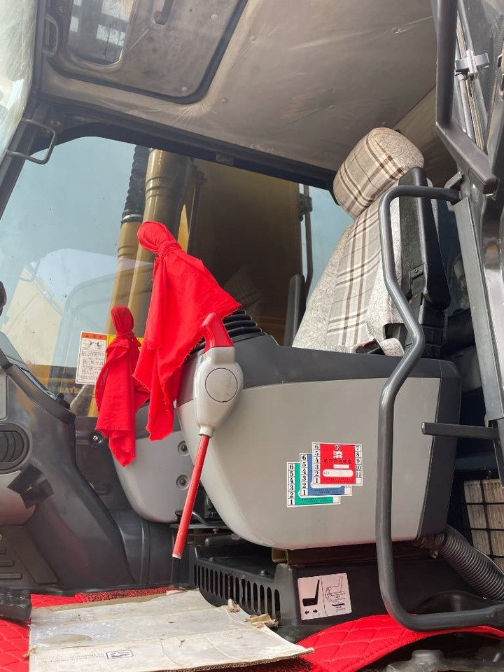 Komatsu PC 200  - Crawler excavator: picture 3 Komatsu PC 200  - Crawler excavator: picture 3