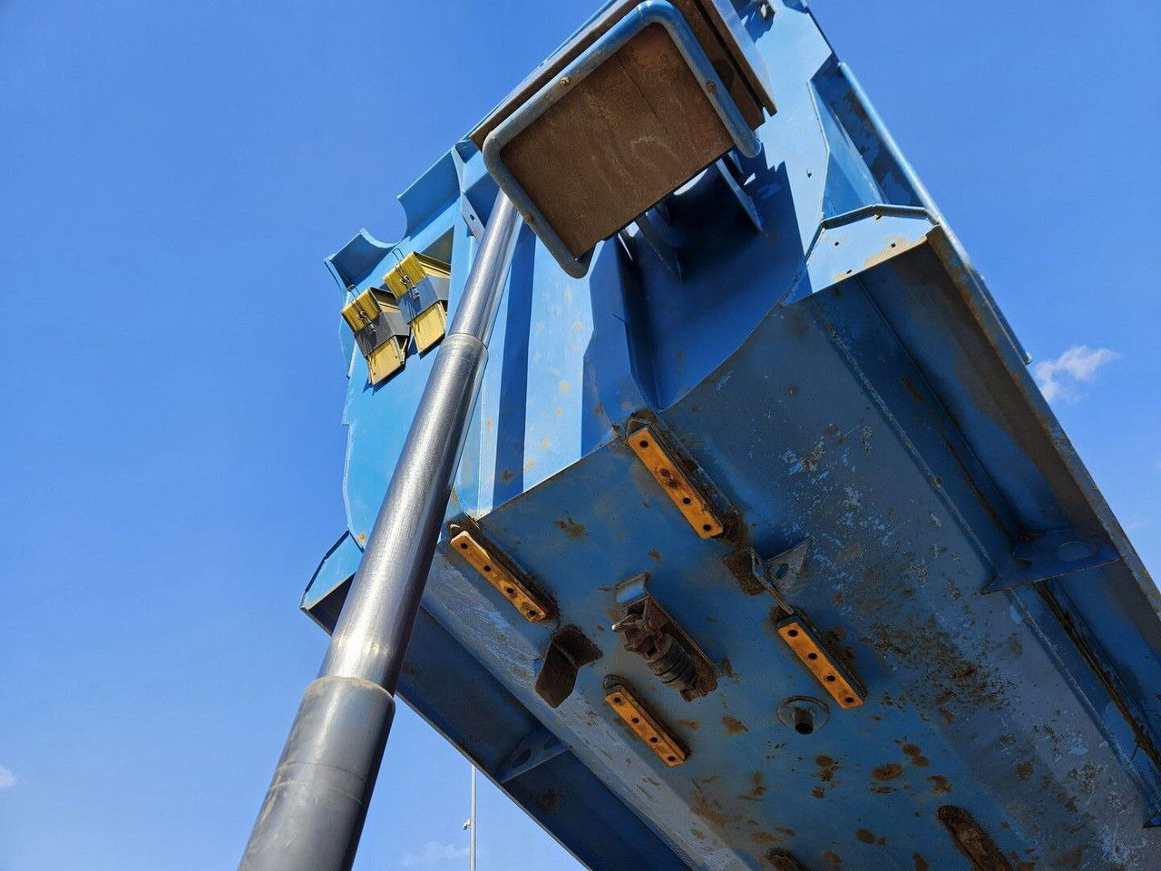 Scania R420 8x4 - Tipper - full spring - 2007 year - Tipper: picture 4 Scania R420 8x4 - Tipper - full spring - 2007 year - Tipper: picture 4