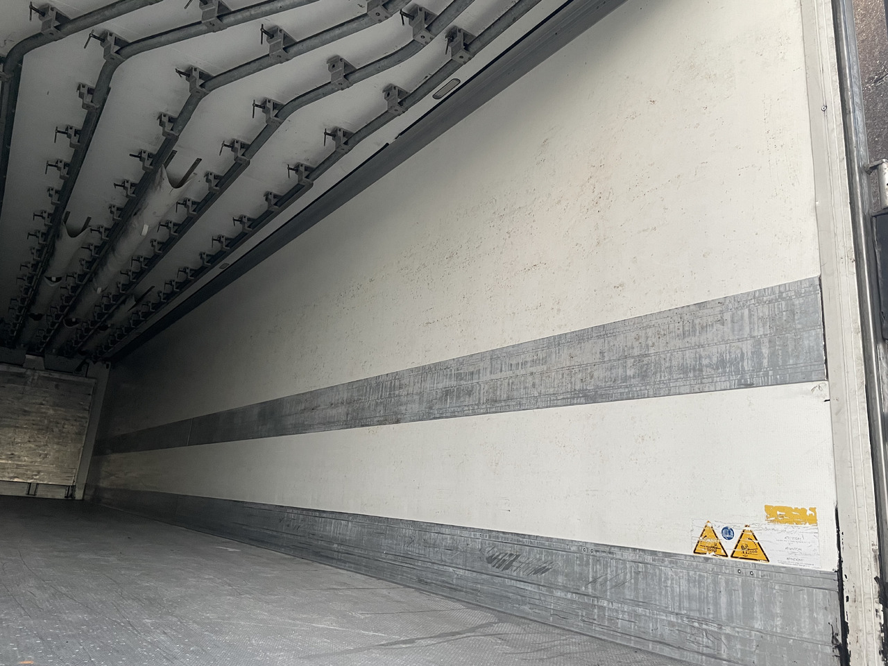 Refrigerated semi-trailer SCHMITZ SKO24 with meat hooks and 2 zone freezer: picture 10 Refrigerated semi-trailer SCHMITZ SKO24 with meat hooks and 2 zone freezer: picture 10