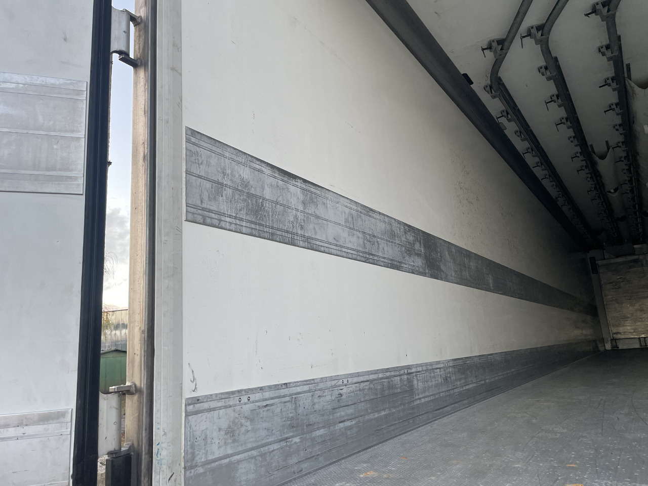 Refrigerated semi-trailer SCHMITZ SKO24 with meat hooks and 2 zone freezer: picture 11 Refrigerated semi-trailer SCHMITZ SKO24 with meat hooks and 2 zone freezer: picture 11