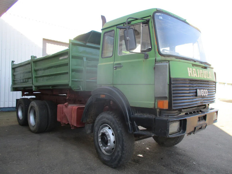 Iveco Magirus Deutz , 320 M 26 FK , V8 , ZF Manual , 3Way tipper , Spring suspension , Drum brakes - Tipper: picture 4 Iveco Magirus Deutz , 320 M 26 FK , V8 , ZF Manual , 3Way tipper , Spring suspension , Drum brakes - Tipper: picture 4