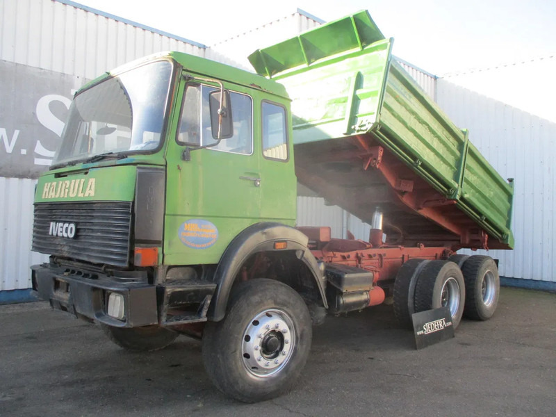 Iveco Magirus Deutz , 320 M 26 FK , V8 , ZF Manual , 3Way tipper , Spring suspension , Drum brakes - Tipper: picture 1 Iveco Magirus Deutz , 320 M 26 FK , V8 , ZF Manual , 3Way tipper , Spring suspension , Drum brakes - Tipper: picture 1