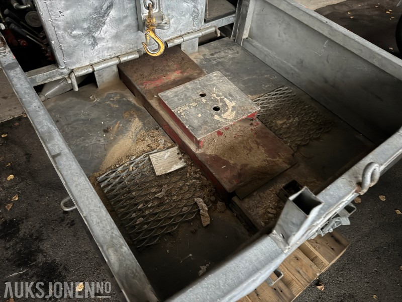 1996 Jonsered Jernhesten – beltedrevet transportvogn med hydraulisk vinsj - Construction equipment: picture 3 1996 Jonsered Jernhesten – beltedrevet transportvogn med hydraulisk vinsj - Construction equipment: picture 3