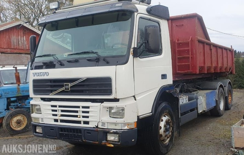 2000 Volvo FM-12 MED KASSE OG MASKINFLAK - Hook lift truck: picture 1 2000 Volvo FM-12 MED KASSE OG MASKINFLAK - Hook lift truck: picture 1