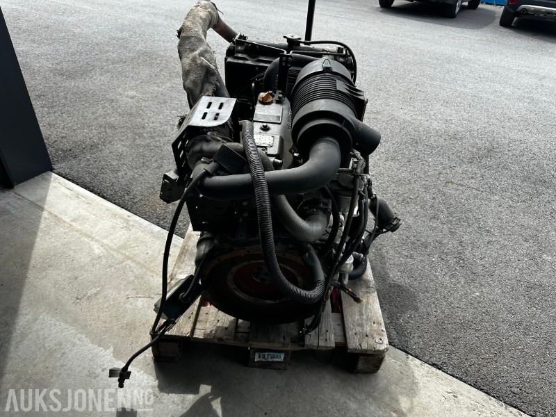 2010 Yanmar 4TNV84T-GGEH - Construction equipment: picture 3 2010 Yanmar 4TNV84T-GGEH - Construction equipment: picture 3