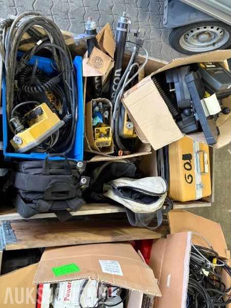 3 Paller med diverse gps utstyr - Construction equipment: picture 4 3 Paller med diverse gps utstyr - Construction equipment: picture 4