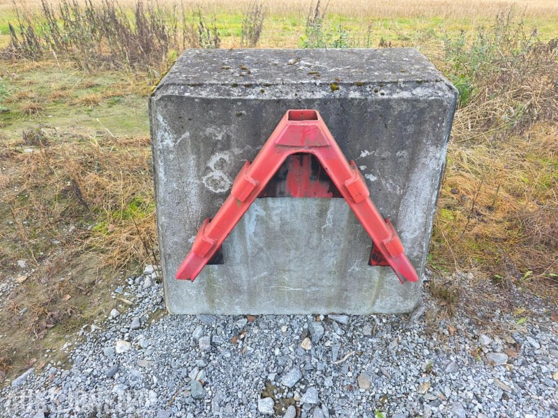 BETONGLODD TIL TRAKTOR - Agricultural machinery: picture 1 BETONGLODD TIL TRAKTOR - Agricultural machinery: picture 1