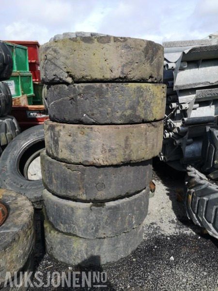 2000 8 stk. helgummihjul/Compakthjul med eurofelger. - Attachment for Construction machinery: picture 1 2000 8 stk. helgummihjul/Compakthjul med eurofelger. - Attachment for Construction machinery: picture 1