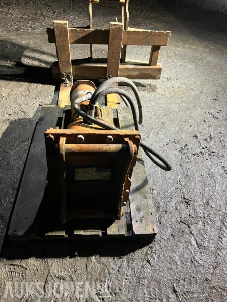 2007 Montabert silver clip Pigghammer s50 - Attachment for Construction machinery: picture 3 2007 Montabert silver clip Pigghammer s50 - Attachment for Construction machinery: picture 3