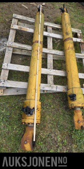 Komatsu 210 sylindere - Attachment for Construction machinery: picture 2 Komatsu 210 sylindere - Attachment for Construction machinery: picture 2