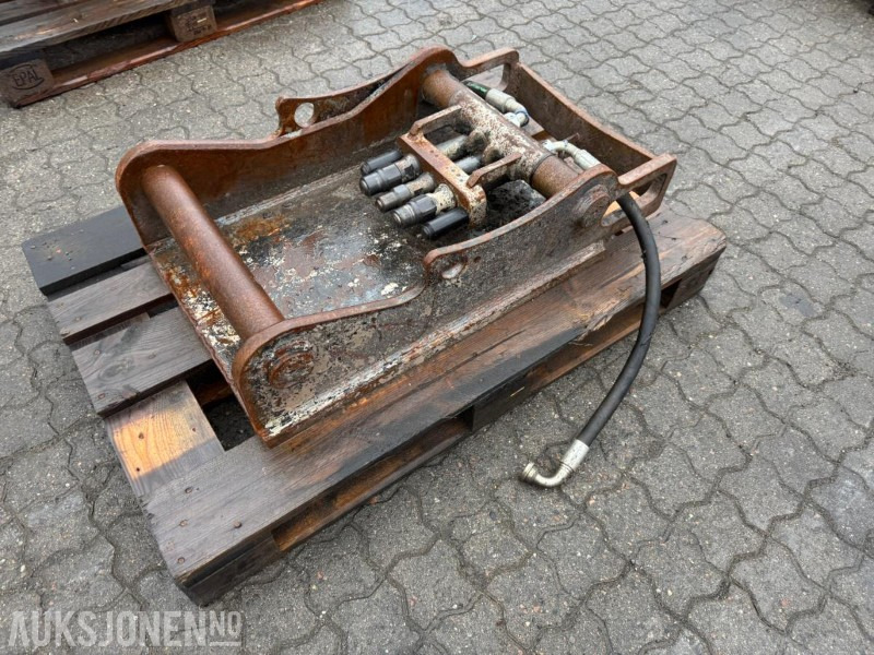 S70 feste med OilQuick - Attachment for Construction machinery: picture 3 S70 feste med OilQuick - Attachment for Construction machinery: picture 3