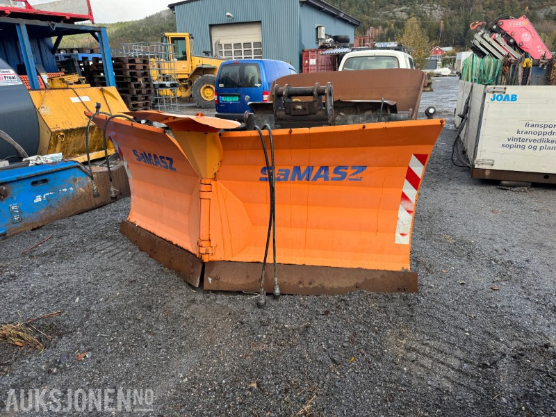 SaMASZ Olimp 300 – Hydraulisk V-plog – 3,0 meter – Volvo-feste - Attachment for Construction machinery: picture 1 SaMASZ Olimp 300 – Hydraulisk V-plog – 3,0 meter – Volvo-feste - Attachment for Construction machinery: picture 1