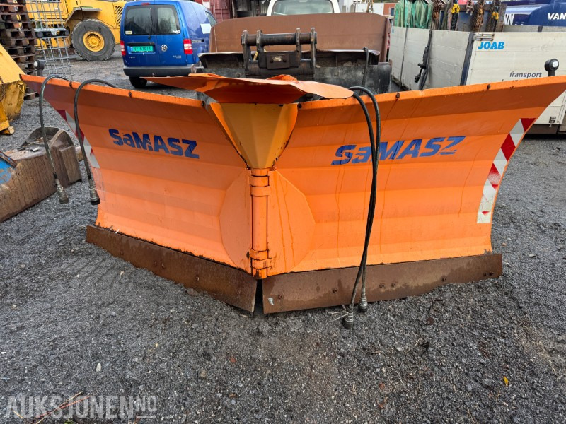 SaMASZ Olimp 300 – Hydraulisk V-plog – 3,0 meter – Volvo-feste - Attachment for Construction machinery: picture 2 SaMASZ Olimp 300 – Hydraulisk V-plog – 3,0 meter – Volvo-feste - Attachment for Construction machinery: picture 2