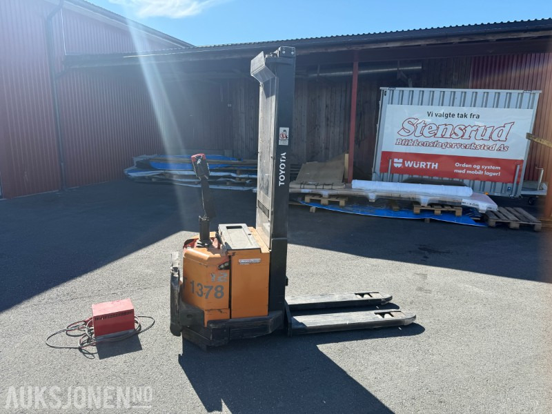 2001 Toyota SM12 F/1 Pallestabler med Batterilader STC 24/40 - Material handling equipment: picture 1 2001 Toyota SM12 F/1 Pallestabler med Batterilader STC 24/40 - Material handling equipment: picture 1