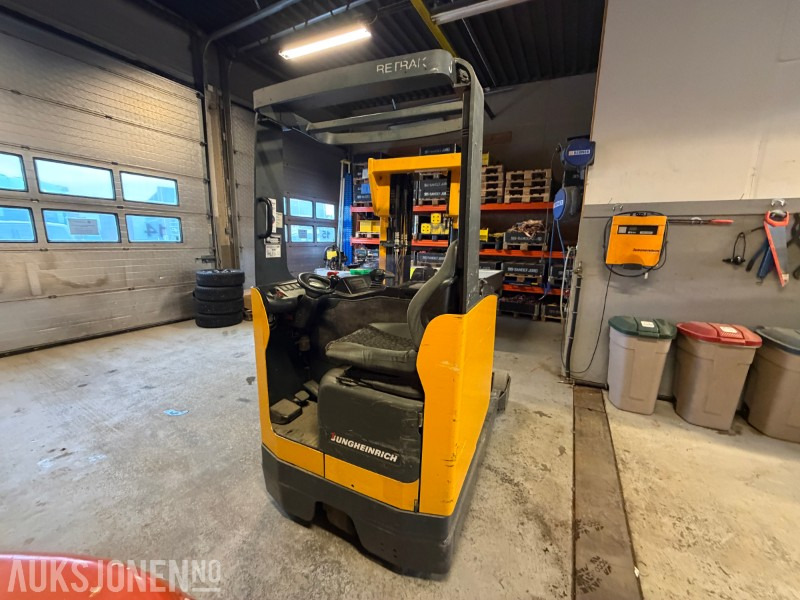 2002 Jungheinrich ETM 325 Skyvemasttruck med SLH200 Lader - Material handling equipment: picture 5 2002 Jungheinrich ETM 325 Skyvemasttruck med SLH200 Lader - Material handling equipment: picture 5