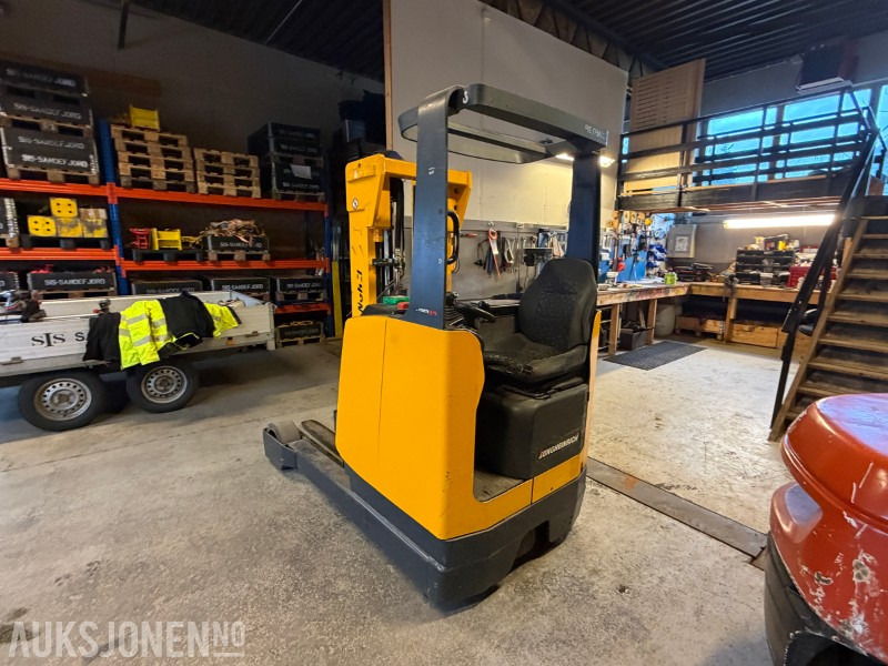 2002 Jungheinrich ETM 325 Skyvemasttruck med SLH200 Lader - Material handling equipment: picture 3 2002 Jungheinrich ETM 325 Skyvemasttruck med SLH200 Lader - Material handling equipment: picture 3
