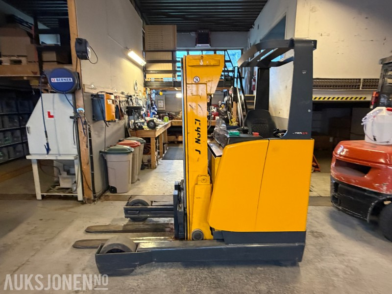 2002 Jungheinrich ETM 325 Skyvemasttruck med SLH200 Lader - Material handling equipment: picture 2 2002 Jungheinrich ETM 325 Skyvemasttruck med SLH200 Lader - Material handling equipment: picture 2