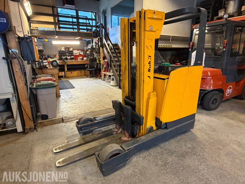 2002 Jungheinrich ETM 325 Skyvemasttruck med SLH200 Lader - Material handling equipment: picture 1 2002 Jungheinrich ETM 325 Skyvemasttruck med SLH200 Lader - Material handling equipment: picture 1