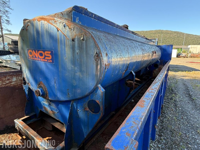 Vanntank på krokløftramme - Construction equipment: picture 1 Vanntank på krokløftramme - Construction equipment: picture 1