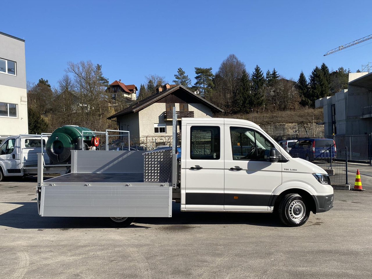MAN TGE 3.180 DOKA 1+6 3640MM | OFFENE PRITSCHE + ALU KOFFER AUF DER PRITSCHE - Open body delivery van: picture 3 MAN TGE 3.180 DOKA 1+6 3640MM | OFFENE PRITSCHE + ALU KOFFER AUF DER PRITSCHE - Open body delivery van: picture 3