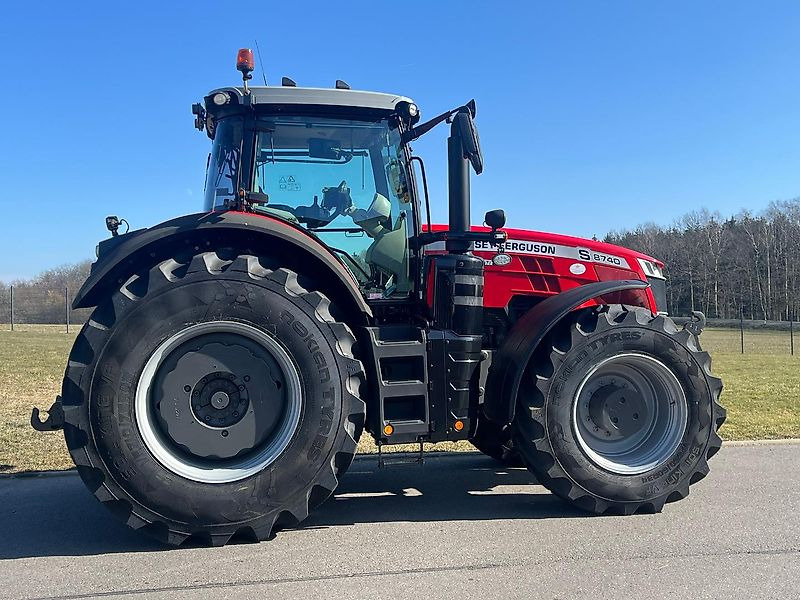 Massey Ferguson MF 8740 S "Exclusive Ausstattung" - Farm tractor: picture 3 Massey Ferguson MF 8740 S "Exclusive Ausstattung" - Farm tractor: picture 3