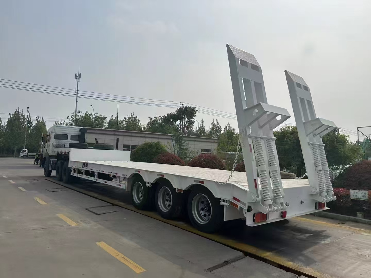 ZHICHENG Semi Flat Bed Low Bed Lowboy bed truck in New or Used Condition and various Size for Sale - Low loader semi-trailer: picture 1 ZHICHENG Semi Flat Bed Low Bed Lowboy bed truck in New or Used Condition and various Size for Sale - Low loader semi-trailer: picture 1