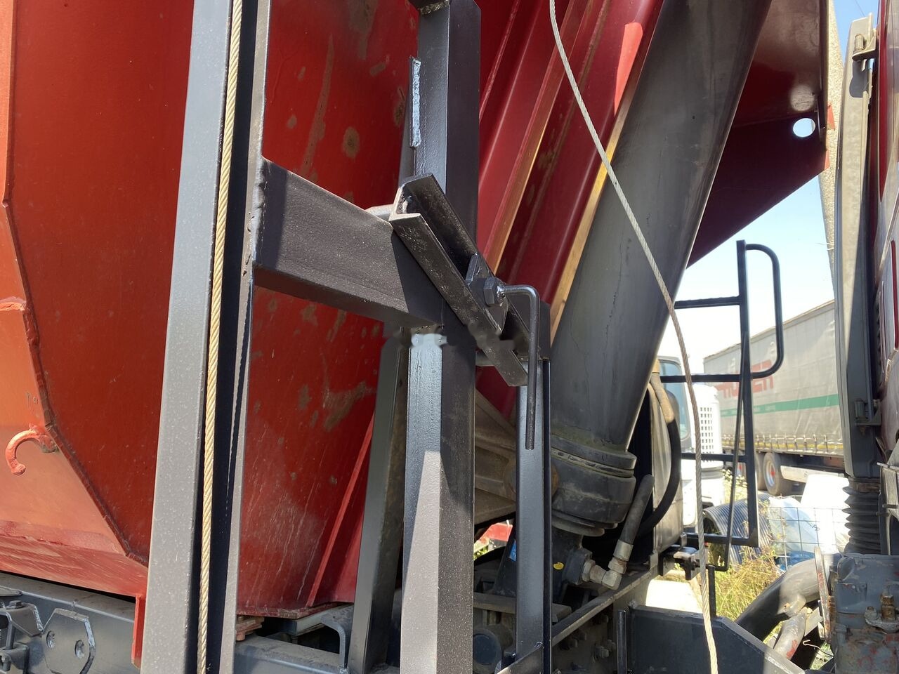 Hyva HARDOX 6x4 BENA basculabila CA NOUA - Flatbed body: picture 4 Hyva HARDOX 6x4 BENA basculabila CA NOUA - Flatbed body: picture 4