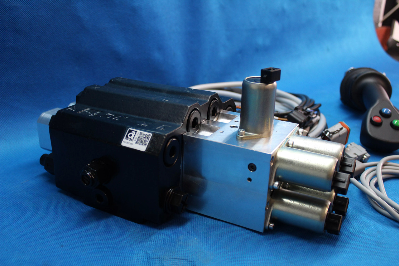 Front loader for tractor for Truck Joystick + AKON LVM92 Proportional Valve 90 L/Min 2 Sections for Loader, Closed: picture 18