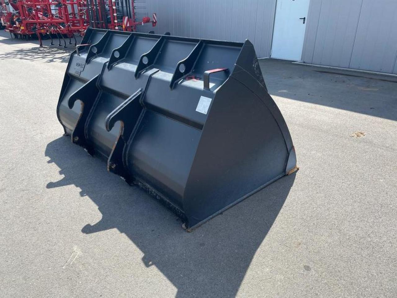 LEICHTGUTSCHAUFEL NEW HOLLAND - Loader bucket: picture 3 LEICHTGUTSCHAUFEL NEW HOLLAND - Loader bucket: picture 3
