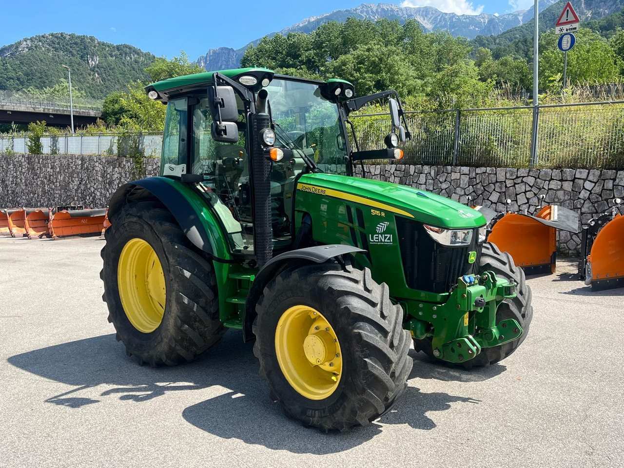 JOHN DEERE 5115R - Farm tractor: picture 4 JOHN DEERE 5115R - Farm tractor: picture 4