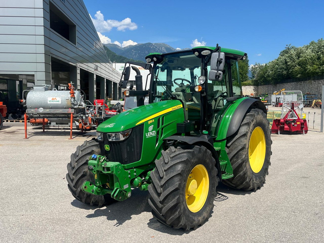 JOHN DEERE 5115R - Farm tractor: picture 2 JOHN DEERE 5115R - Farm tractor: picture 2
