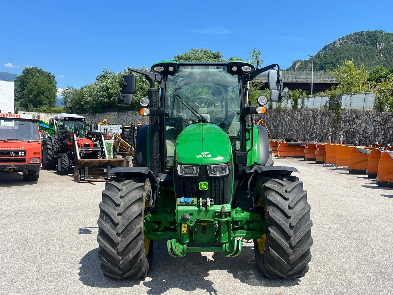 JOHN DEERE 5115R - Farm tractor: picture 3 JOHN DEERE 5115R - Farm tractor: picture 3