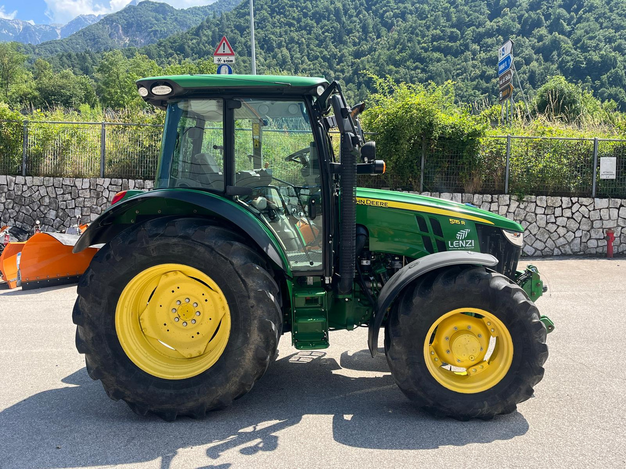 JOHN DEERE 5115R - Farm tractor: picture 5 JOHN DEERE 5115R - Farm tractor: picture 5