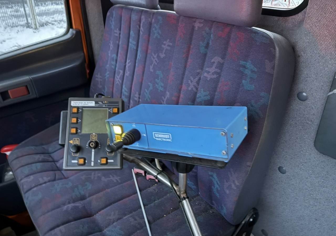 Mercedes-Benz Inny Mercedes-Benz Mercedes Vario 815 Wywrotka 4X4 2004 Pług posypywarka odśnieżarka - Snow removal vehicle: picture 4 Mercedes-Benz Inny Mercedes-Benz Mercedes Vario 815 Wywrotka 4X4 2004 Pług posypywarka odśnieżarka - Snow removal vehicle: picture 4