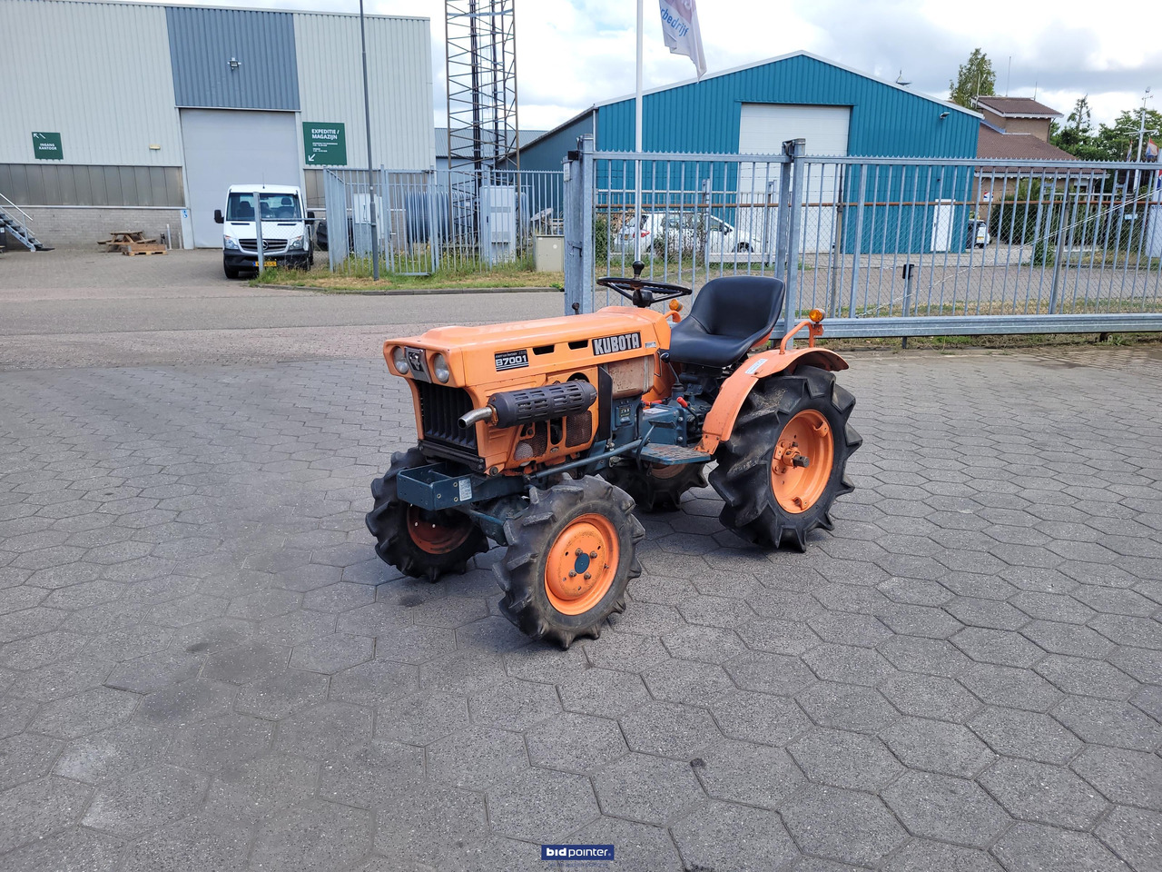 Kubota B7001 - Compact tractor: picture 1 Kubota B7001 - Compact tractor: picture 1