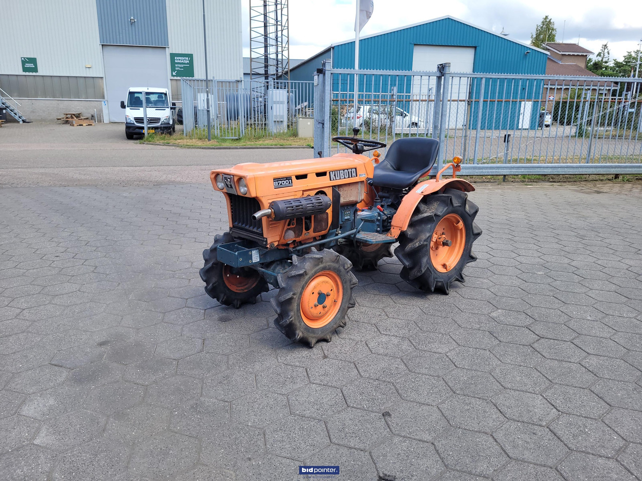 Kubota B7001 - Compact tractor: picture 2 Kubota B7001 - Compact tractor: picture 2