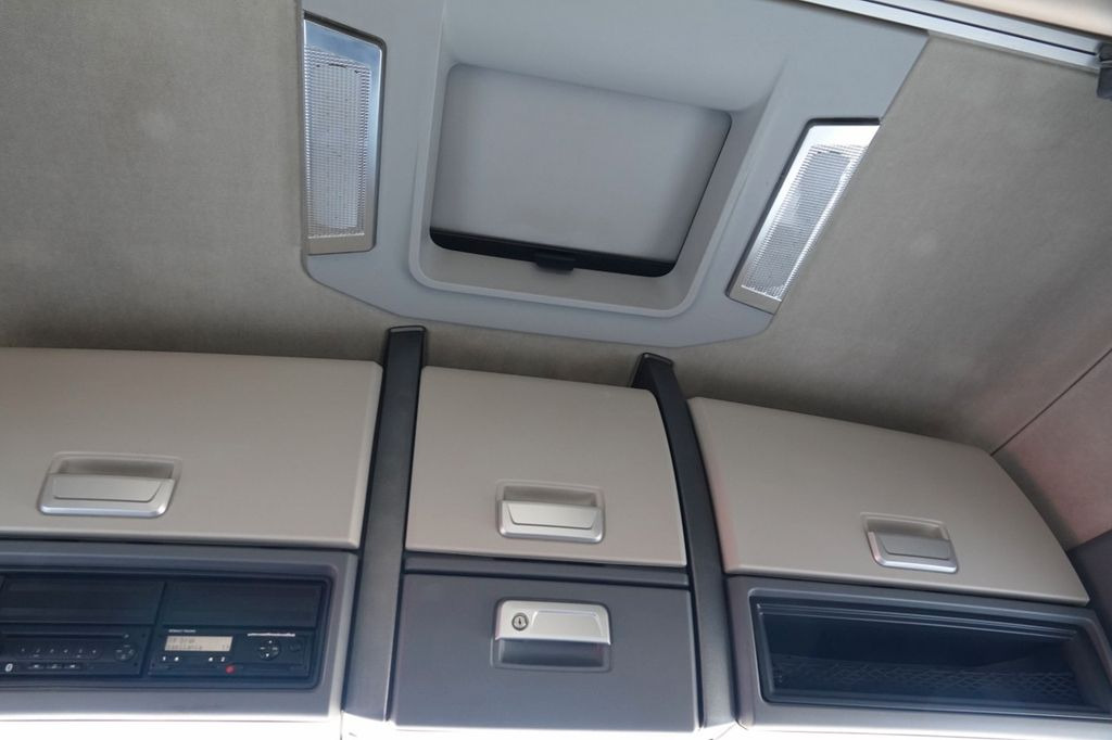 Tractor unit Renault T 520 / 13L / MAXISPACE / RETARDER / SALONKA Renault T 520 / 13L / MAXISPACE / RETARDER / SALONKA: picture 14 Tractor unit Renault T 520 / 13L / MAXISPACE / RETARDER / SALONKA Renault T 520 / 13L / MAXISPACE / RETARDER / SALONKA: picture 14