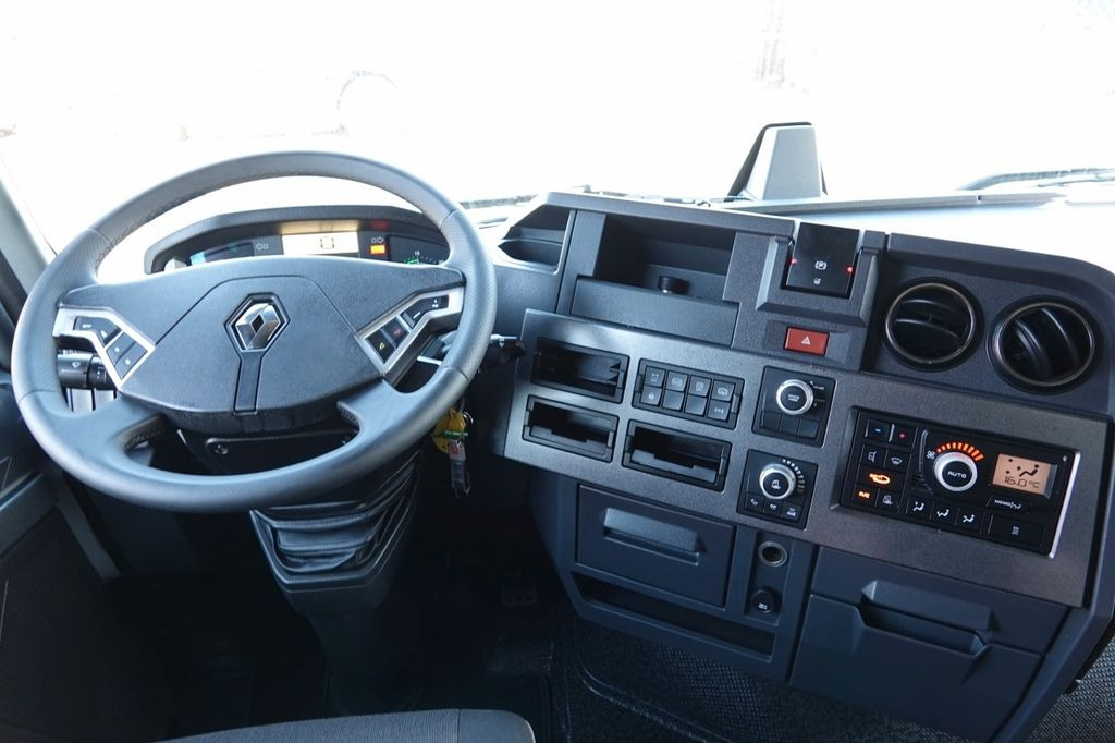 Interior photo 2: Tractor unit Renault T 520 / 13L / MAXISPACE / RETARDER / SALONKA Renault T 520 / 13L / MAXISPACE / RETARDER / SALONKA Interior photo 2: Tractor unit Renault T 520 / 13L / MAXISPACE / RETARDER / SALONKA Renault T 520 / 13L / MAXISPACE / RETARDER / SALONKA