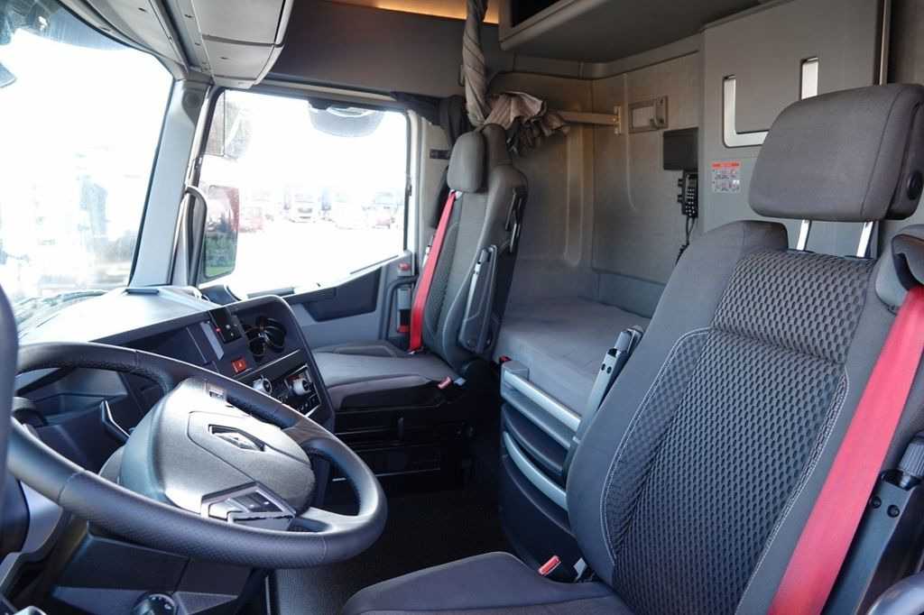 Interior photo 1: Tractor unit Renault T 520 / 13L / MAXISPACE / RETARDER / SALONKA Renault T 520 / 13L / MAXISPACE / RETARDER / SALONKA Interior photo 1: Tractor unit Renault T 520 / 13L / MAXISPACE / RETARDER / SALONKA Renault T 520 / 13L / MAXISPACE / RETARDER / SALONKA