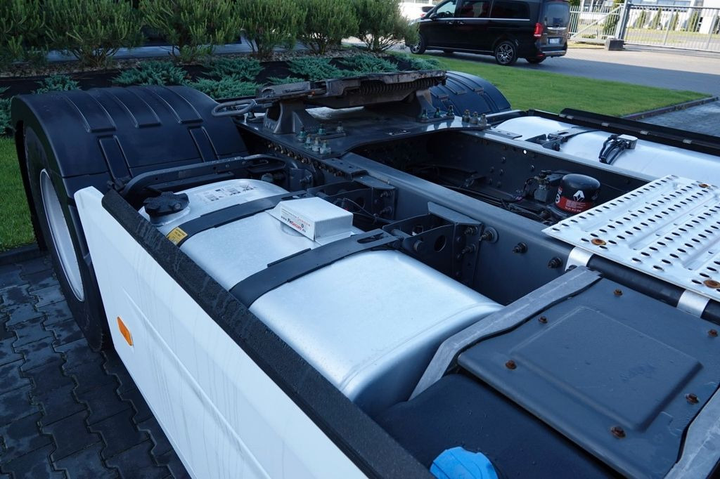 Tractor unit Renault T 520 / 13L / MAXISPACE / RETARDER / SALONKA Renault T 520 / 13L / MAXISPACE / RETARDER / SALONKA: picture 11 Tractor unit Renault T 520 / 13L / MAXISPACE / RETARDER / SALONKA Renault T 520 / 13L / MAXISPACE / RETARDER / SALONKA: picture 11