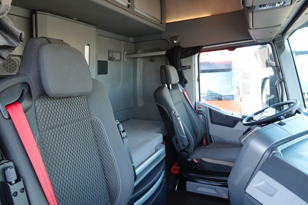 Tractor unit Renault T 520 / 13L / MAXISPACE / RETARDER / SALONKA Renault T 520 / 13L / MAXISPACE / RETARDER / SALONKA: picture 15 Tractor unit Renault T 520 / 13L / MAXISPACE / RETARDER / SALONKA Renault T 520 / 13L / MAXISPACE / RETARDER / SALONKA: picture 15