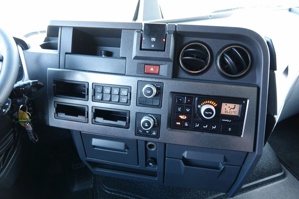 Tractor unit Renault T 520 / 13L / MAXISPACE / RETARDER / SALONKA Renault T 520 / 13L / MAXISPACE / RETARDER / SALONKA: picture 13 Tractor unit Renault T 520 / 13L / MAXISPACE / RETARDER / SALONKA Renault T 520 / 13L / MAXISPACE / RETARDER / SALONKA: picture 13